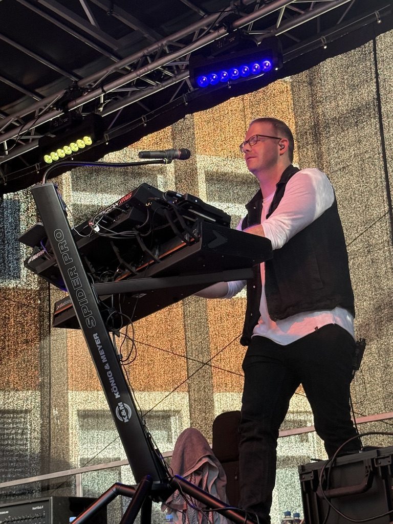 Thorsten Hillmann live auf der Bühne am Keyboard